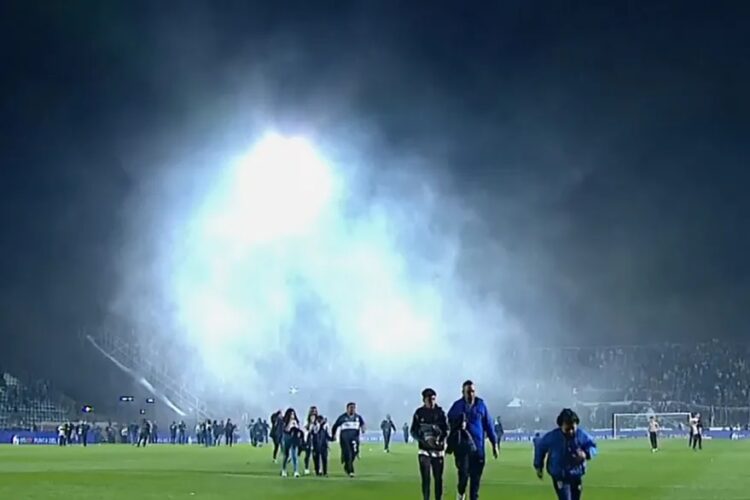 Incidentes en Gimnasia – Boca: qué pasó en una noche insospechadamente gobernada por la barbarie, entre sobreventa de entradas, represión y un hincha muerto