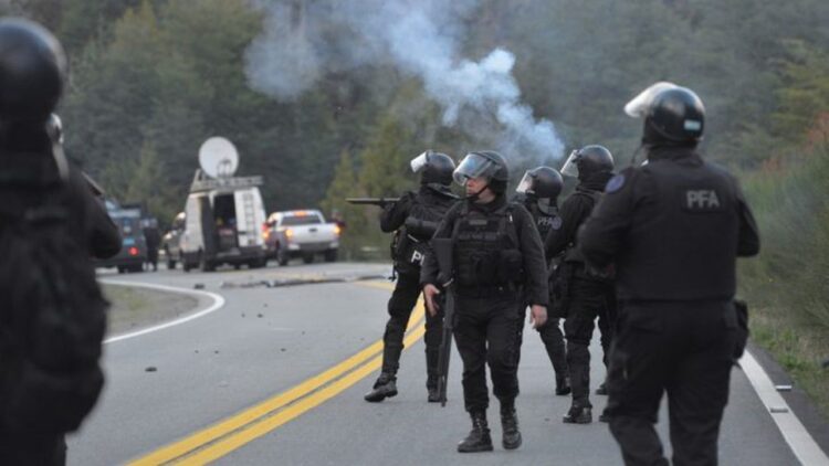 Renuncia ministra que se opuso a desalojo policial y detención de mujeres mapuches en Argentina