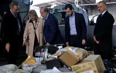 Manuel Adorni junto a Alejandra Monteoliva encabezaron la destrucción de más de 800 kilos de droga