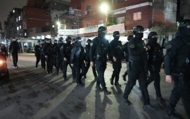 Operativo de saturación en la villa 1-11-14: detenidos, droga secuestrada y locales clausurados