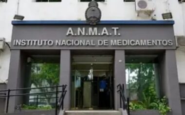 Farmacéuticos cuestionan la contradicción de que la Anmat controle a los laboratorios mientras promueve la venta de medicamentos fuera de las farmacias